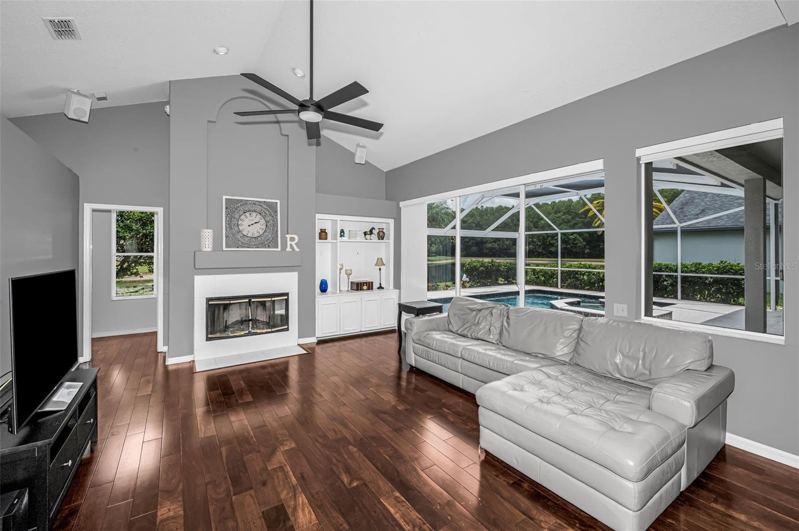 Family Room w/built-in bookshelves - 4084 LIGUSTRUM DR, PALM HARBOR