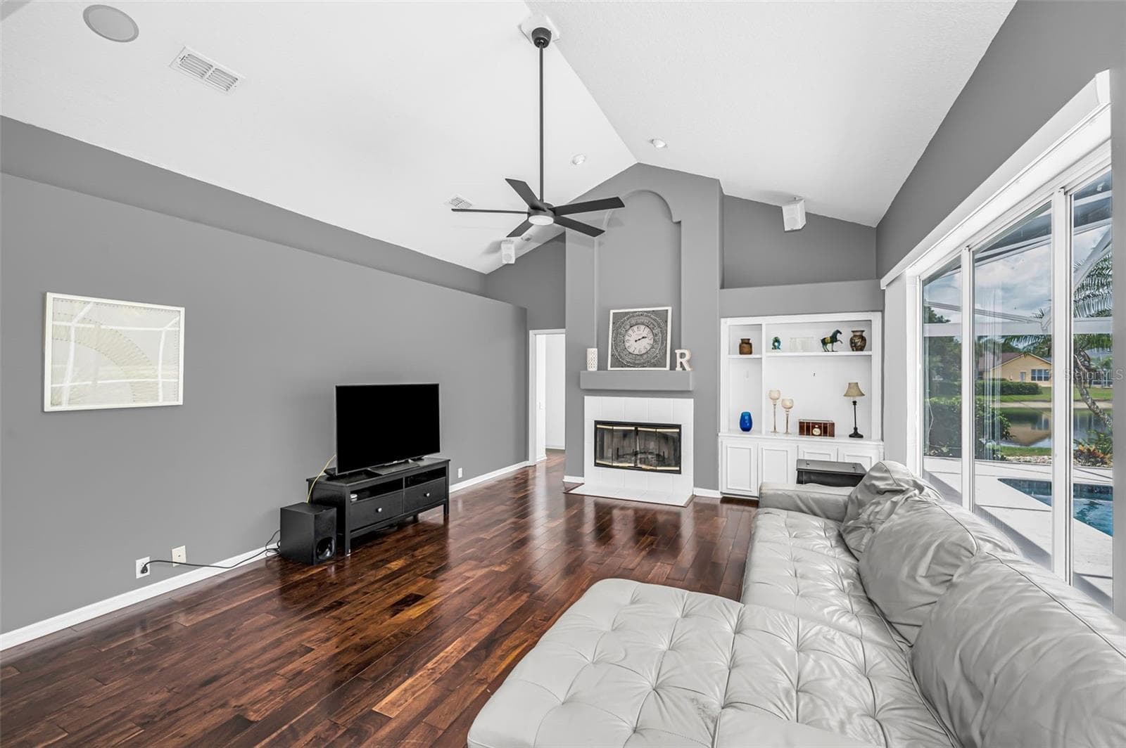Family Room w/built in bookshelves - 4084 LIGUSTRUM DR, PALM HARBOR