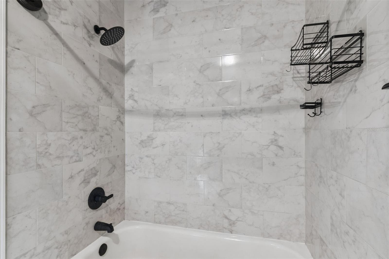 Primary Bathroom with Shower/Tub Combo - 214 MAJORS LN #C, KISSIMMEE
