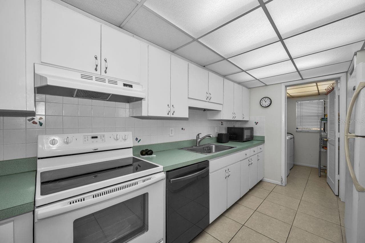 kitchen with pass through - 3505 TARPON WOODS BLVD #O-403, PALM HARBOR