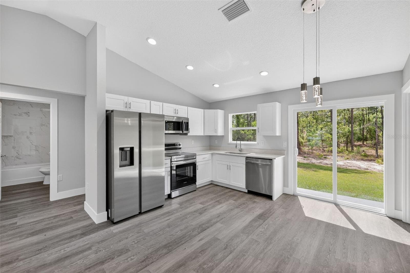 Single Family Residence at 24277 NW GERANIUM AVE, DUNNELLON, photo 11 of 34