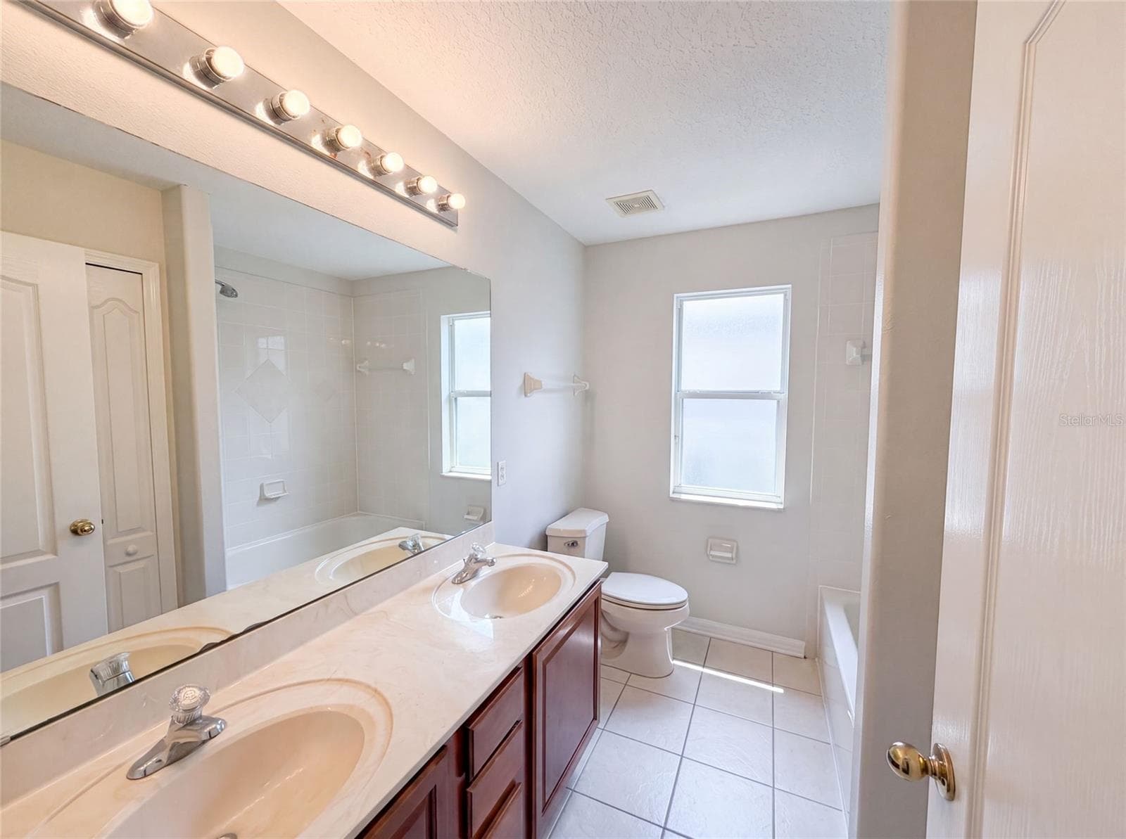 Single Family Residence at 12706 GROVEHURST AVE, WINTER GARDEN, photo 12 of 37