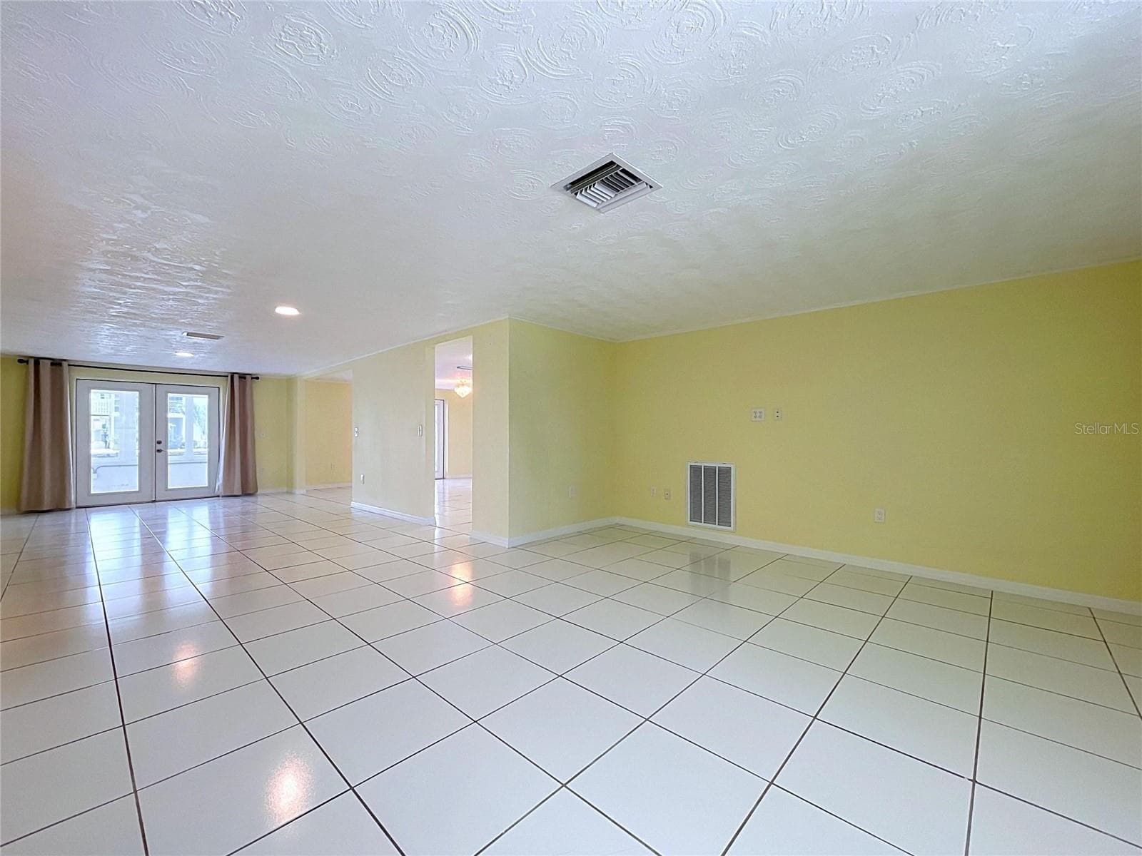 Front living room looking towards the water. - 7401 ISLANDER LN, HUDSON
