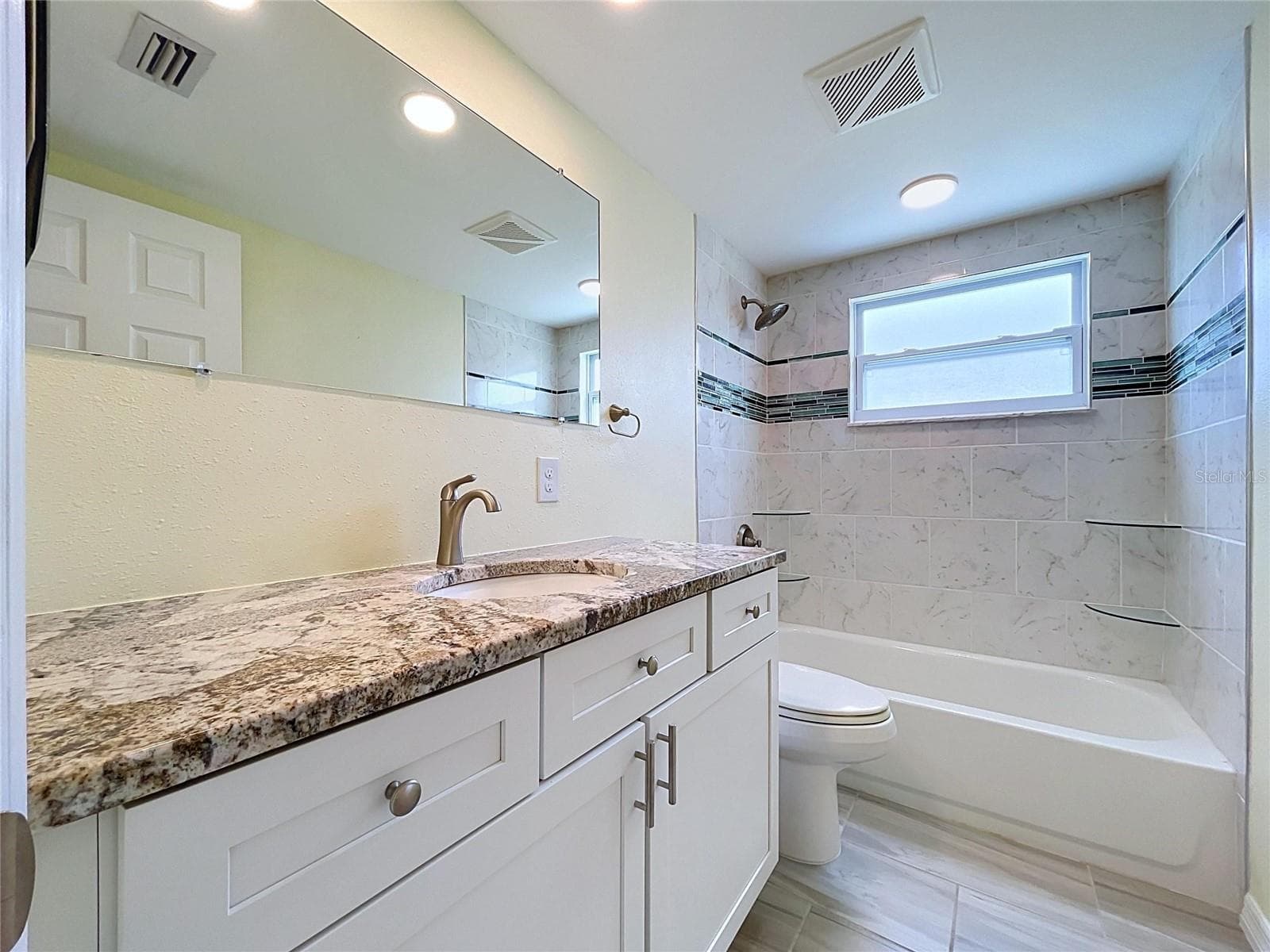 Main bathroom - 7401 ISLANDER LN, HUDSON