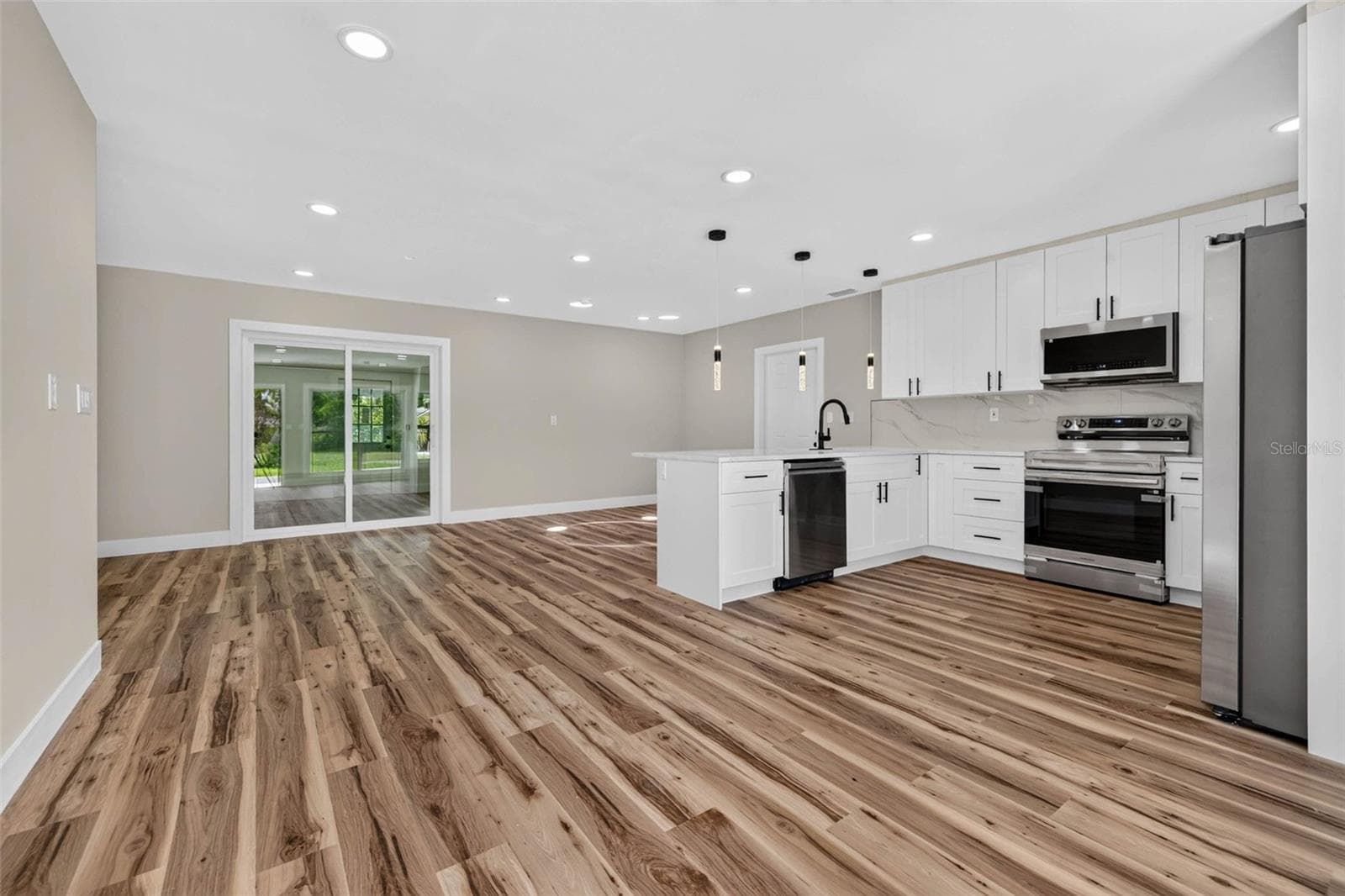 Single Family Residence at 1524 CARSON CIR NE, ST PETERSBURG, photo 6 of 38