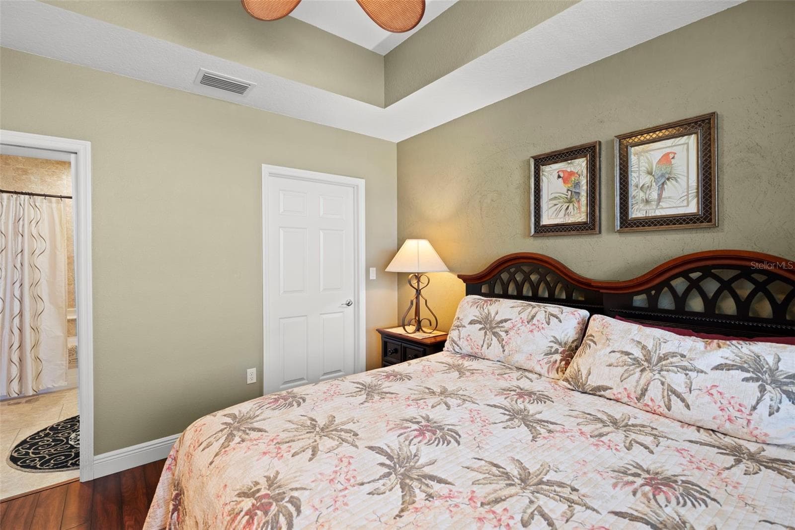 Guest Bedroom en-suite #2 with walk -in closet & full bath with tub/shower - 17717 GULF BLVD #604, REDINGTON SHORES