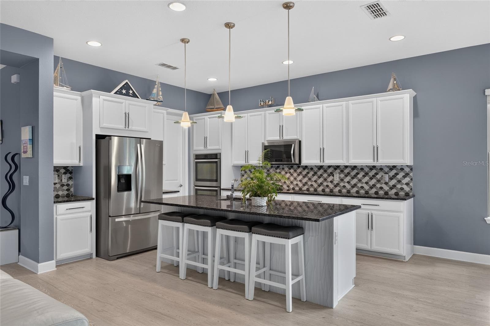 Kitchen with upgraded appliances and beautiful backsplash - 735 116TH CT NE, BRADENTON
