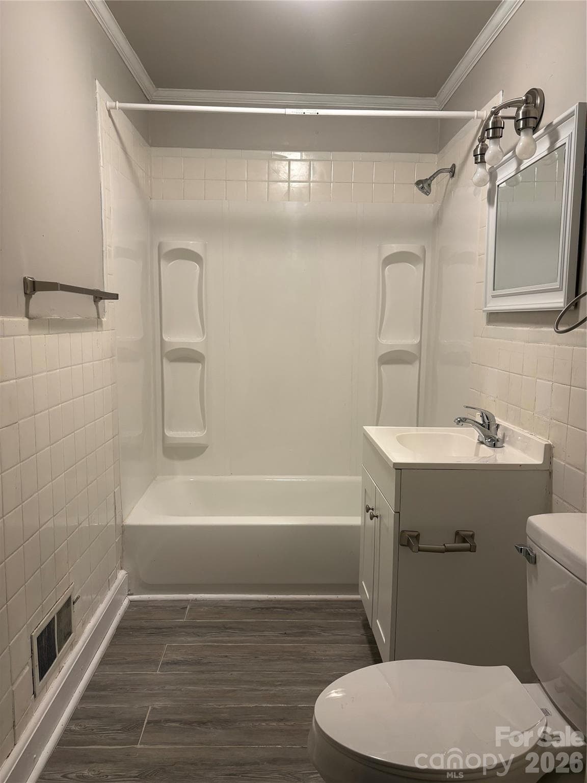 Full Bathroom/Hallway - Concord