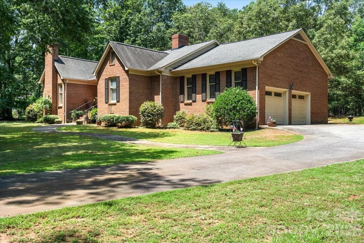 Single Family Residence at 14410 Youngblood Road, Charlotte, photo 8 of 42