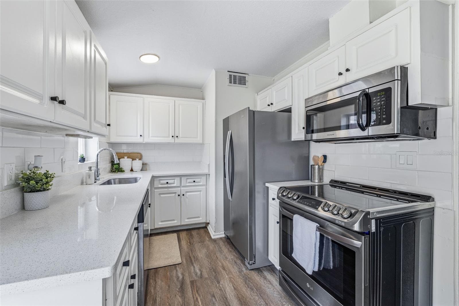 Single Family Residence at 10408 VENTURA AVE, TAMPA, photo 13 of 25
