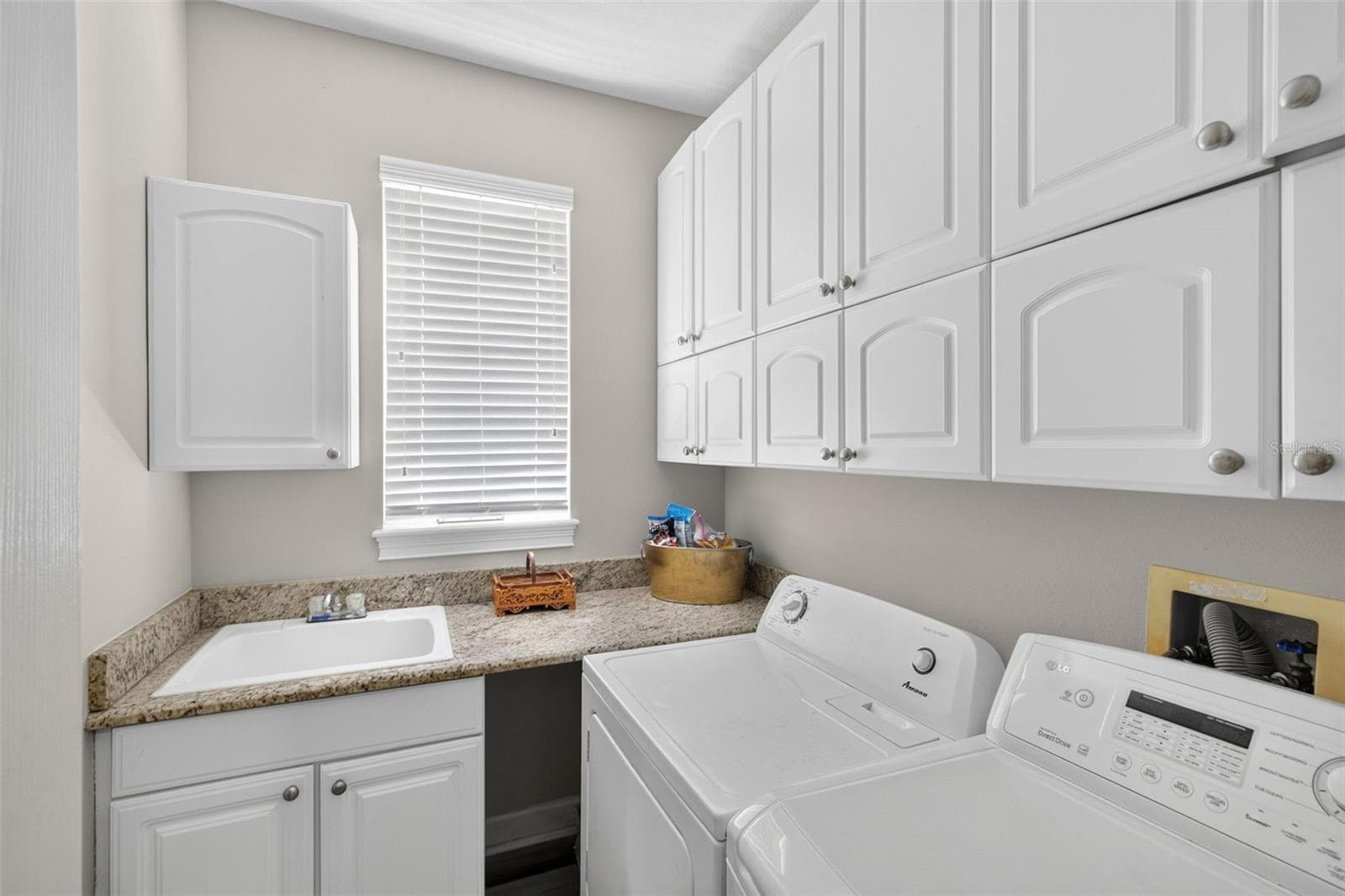 LAUNDRY ROOM MAIN FLOOR - 8052 LAUREL RIDGE DR, MOUNT DORA
