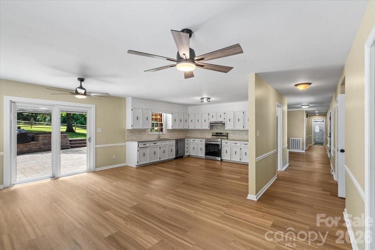 Single Family Residence at Hickory, photo 11 of 38
