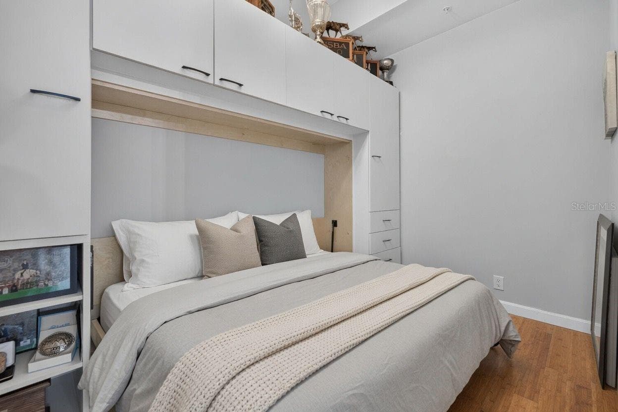 Den with Built-In Storage and Murphy Bed - 400 4TH AVE S #408, ST PETERSBURG
