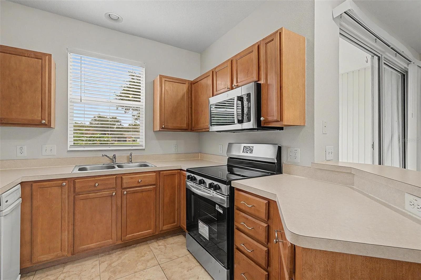 Townhouse at 12216 COUNTRY WHITE CIR, TAMPA, photo 9 of 33