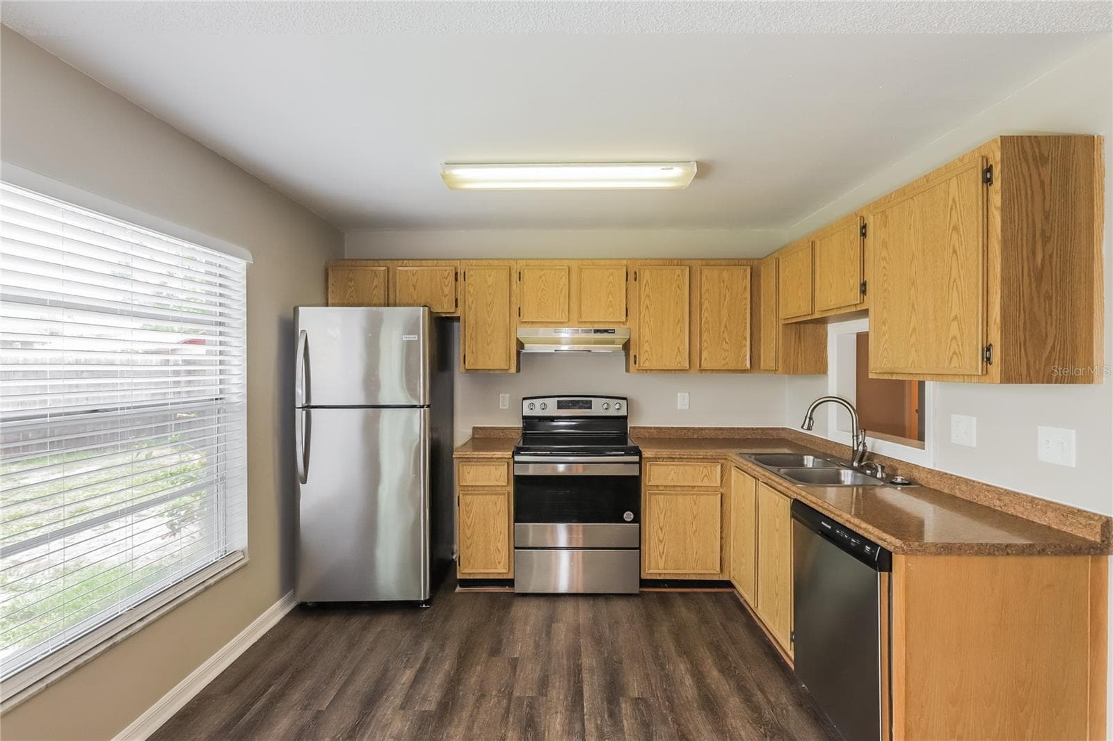 Single Family Residence at 1002 PINEHAVEN CT, BRANDON, photo 5 of 15