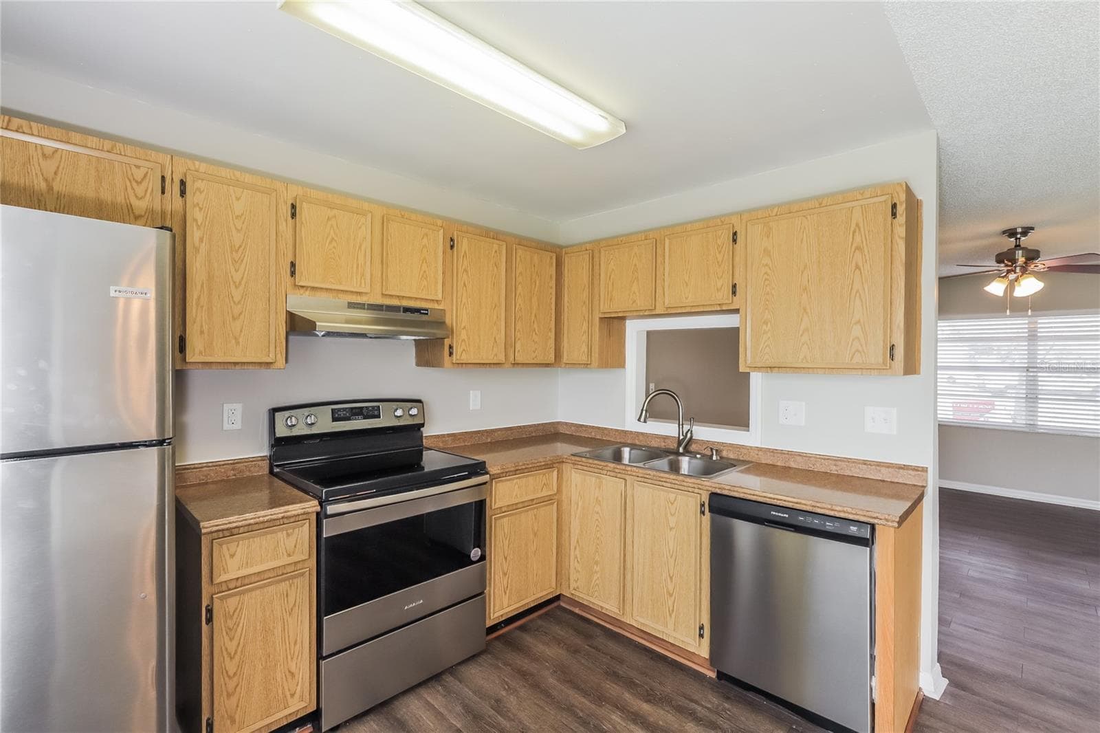 Single Family Residence at 1002 PINEHAVEN CT, BRANDON, photo 6 of 15