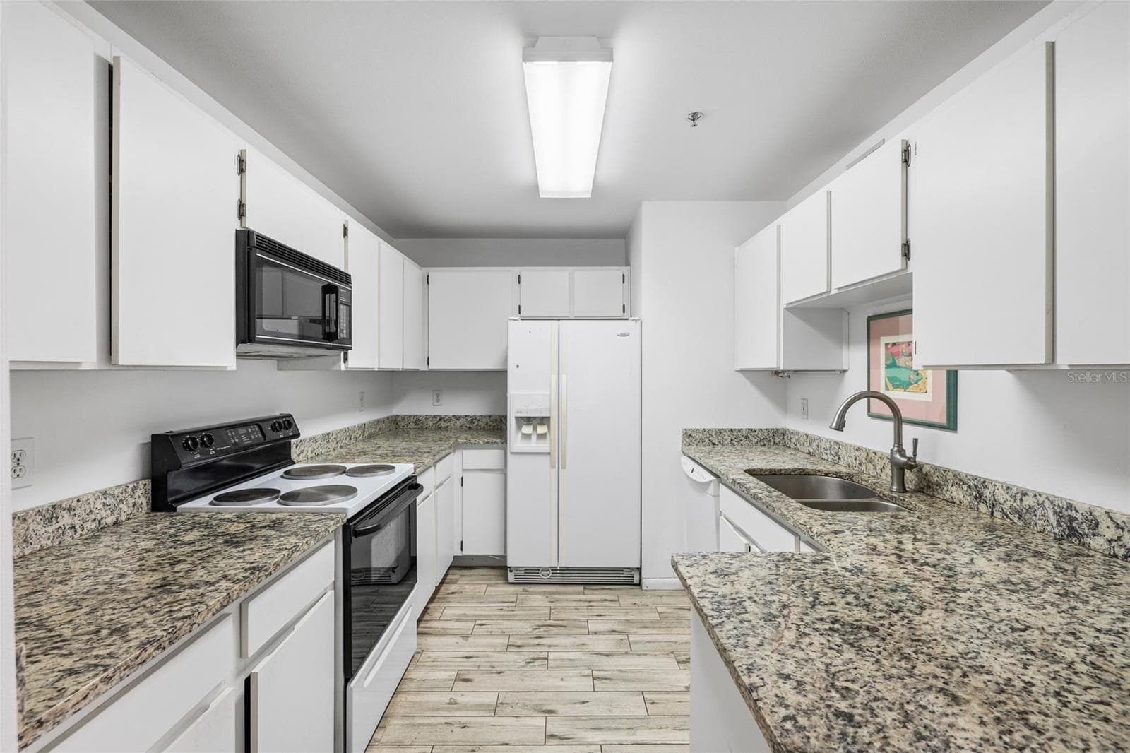 Kitchen with granite countertops - 3002 W CLEVELAND ST #B6, TAMPA
