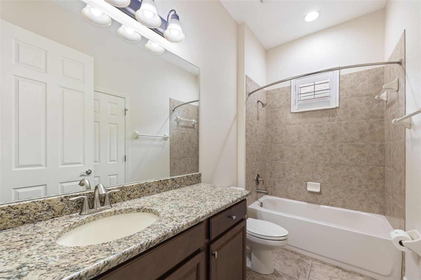 Guest Bathroom Main Floor - 510 WINTERSIDE DR, APOLLO BEACH