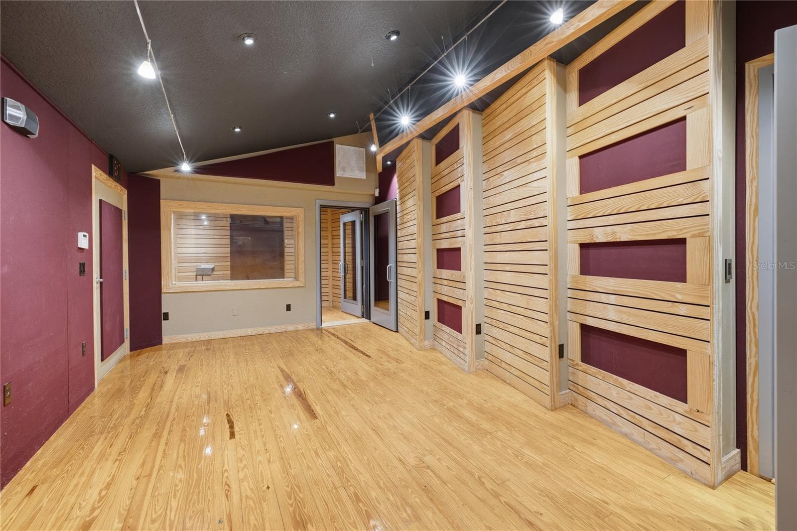 Live Room - 2250 N VOLUSIA AVE, ORANGE CITY