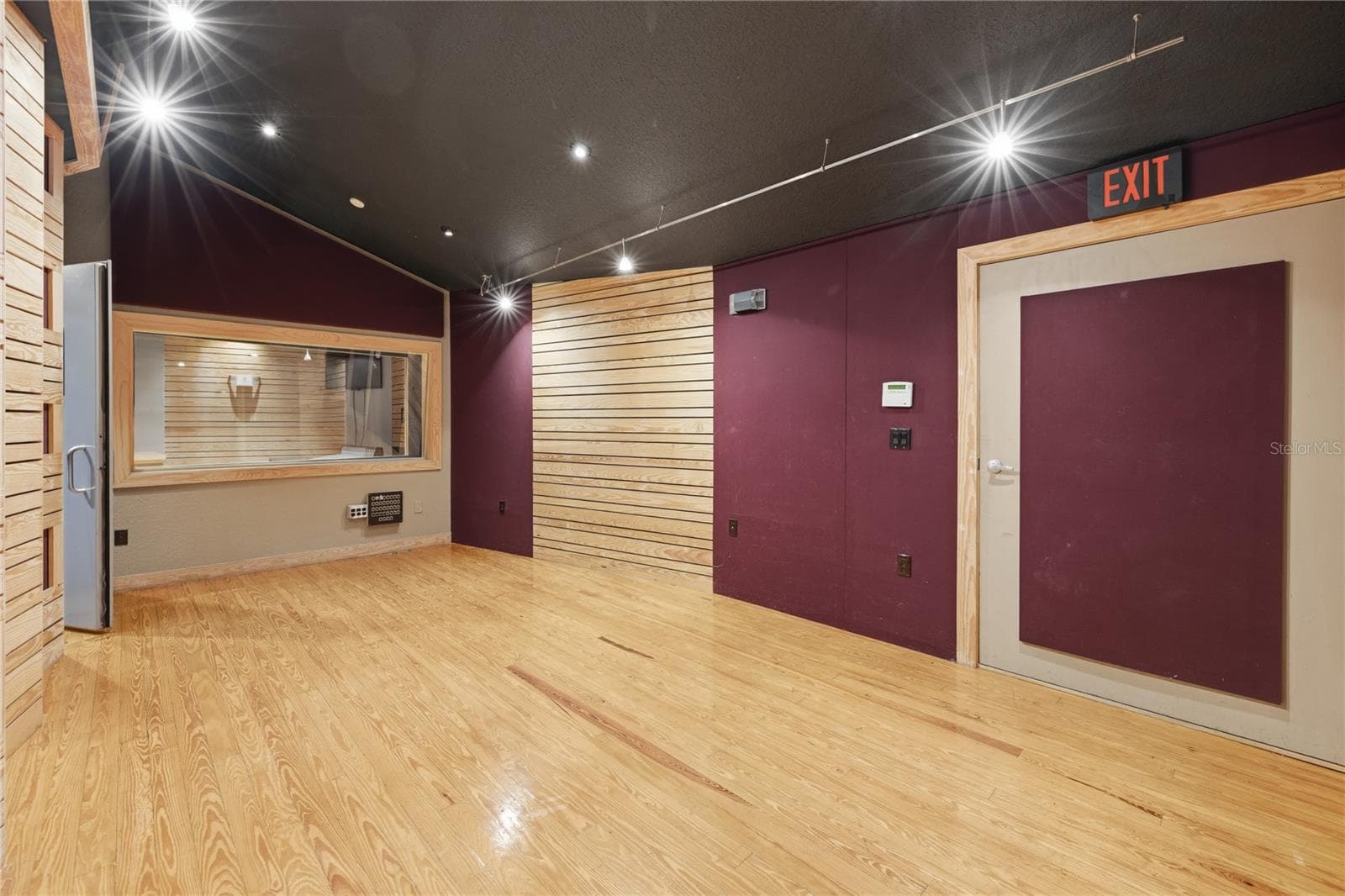 Live Room - 2250 N VOLUSIA AVE, ORANGE CITY