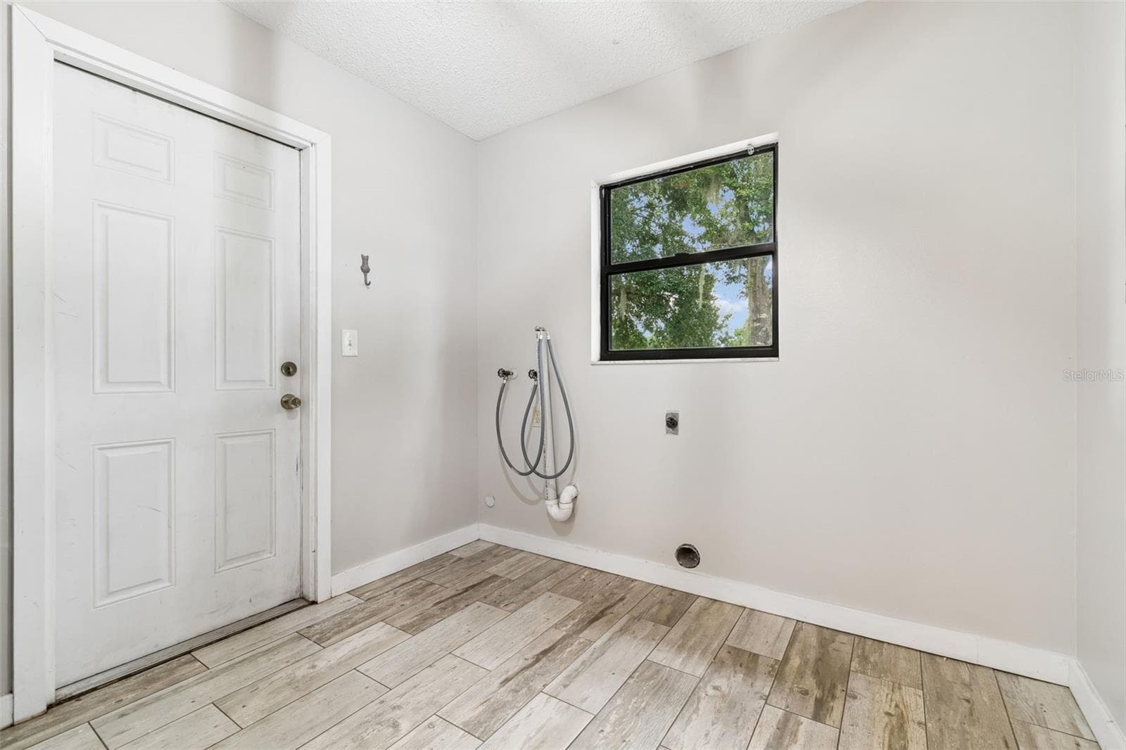 Single Family Residence at 336 CORBETT RD, LITHIA, photo 11 of 47