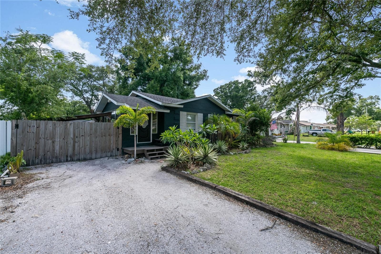 Single Family Residence at 1010 W BERRY AVE, TAMPA, photo 2 of 41