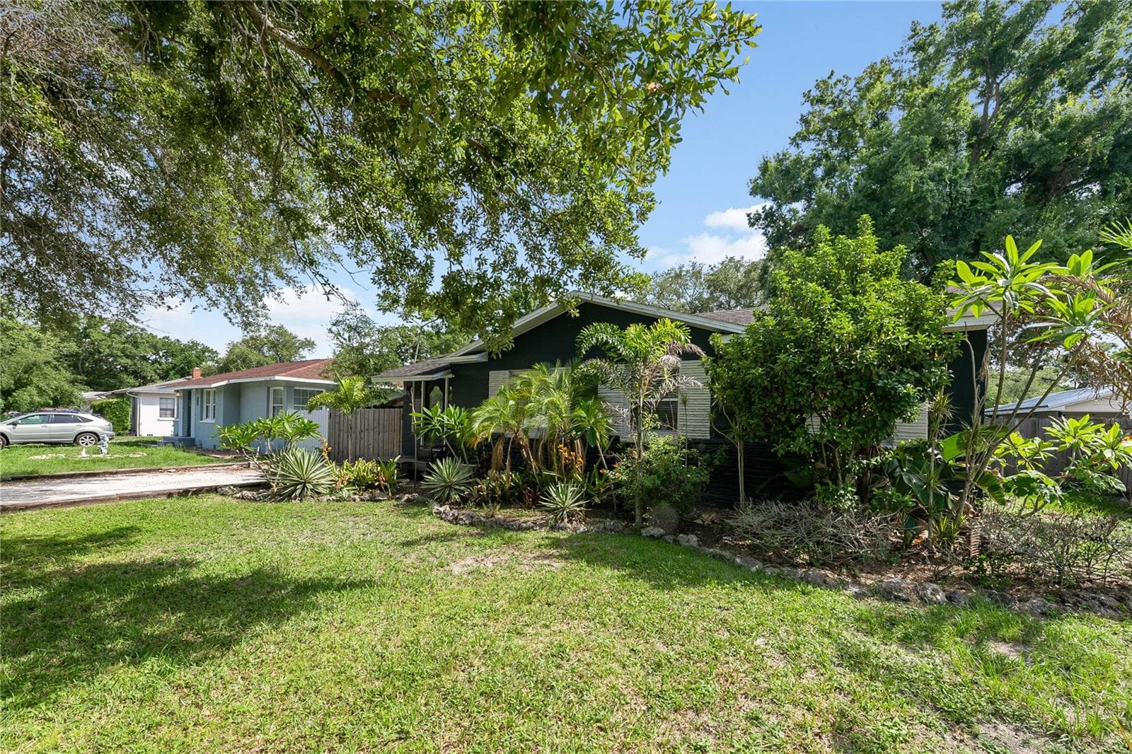 Single Family Residence at 1010 W BERRY AVE, TAMPA, photo 3 of 41