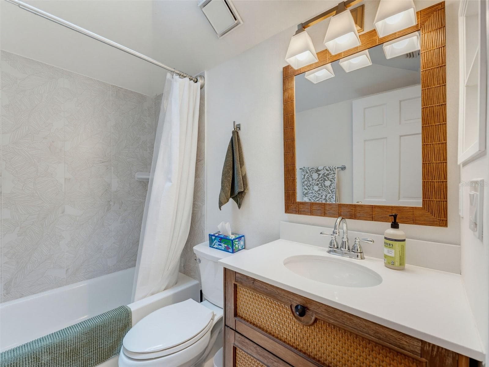 Hall bathroom - 1491 MAHOGANY LN #1491, PALM HARBOR
