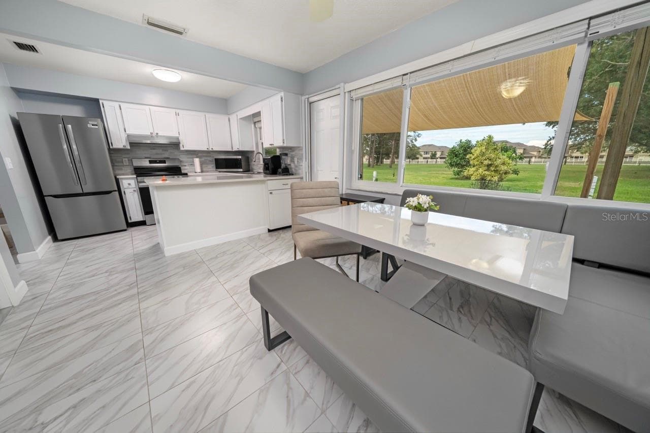 LARGE BREAKFAST KITCHEN NOOK, WITH KITCHEN & CLEAR VIEW OF POND & FOUNTAIN - 8235 BURGUNDY DR N #3, PINELLAS PARK