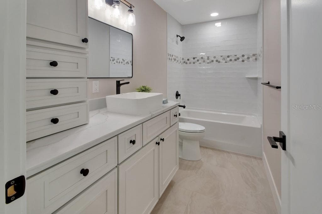 Upstairs guest bath - 1530 DEERMOSS LN, DELAND
