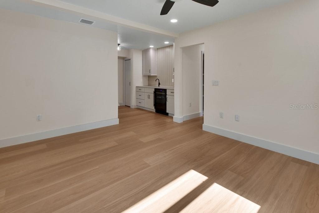 Game room with handy wet bar - 1530 DEERMOSS LN, DELAND