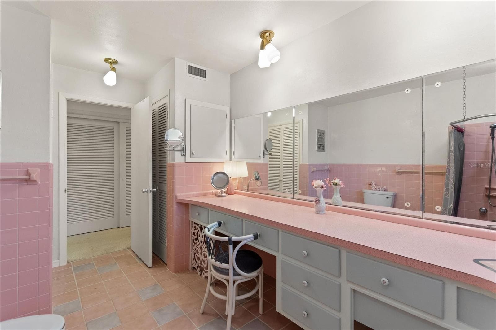 Reverse view of guest bathroom. - 6197 AMARYLLIS DR, INDIAN LAKE ESTATES