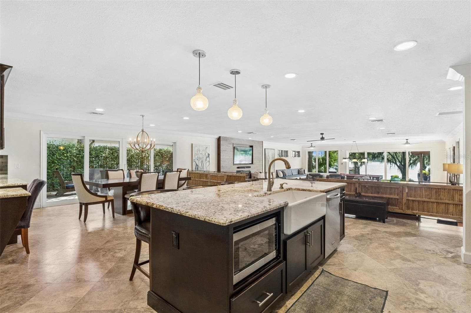 Large Island complete with porcelain farm sink for huddling around chatting up todays events - 1629 HEMPEL AVE, WINDERMERE