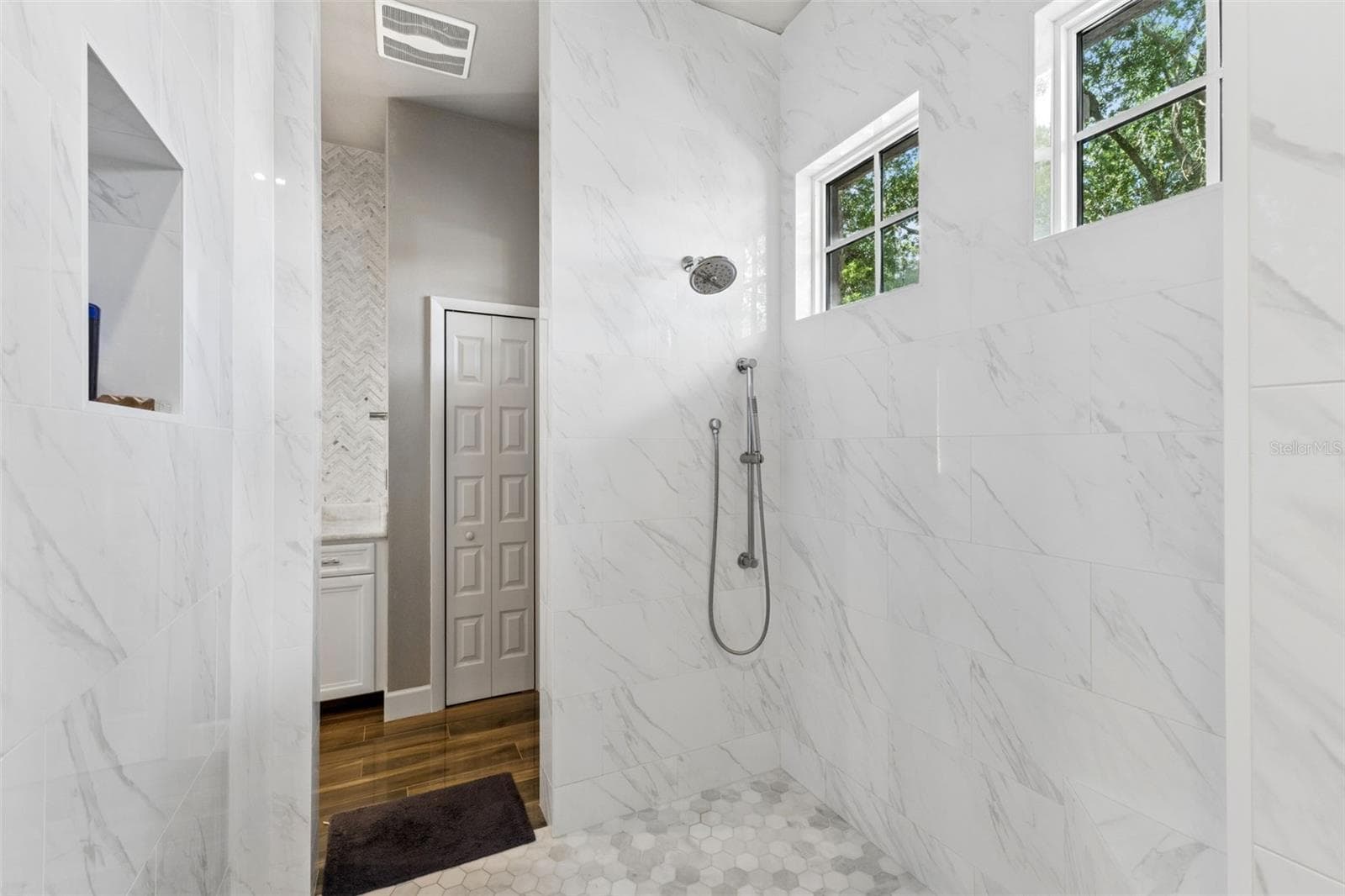 Shower Room. Plenty of room - 1629 HEMPEL AVE, WINDERMERE