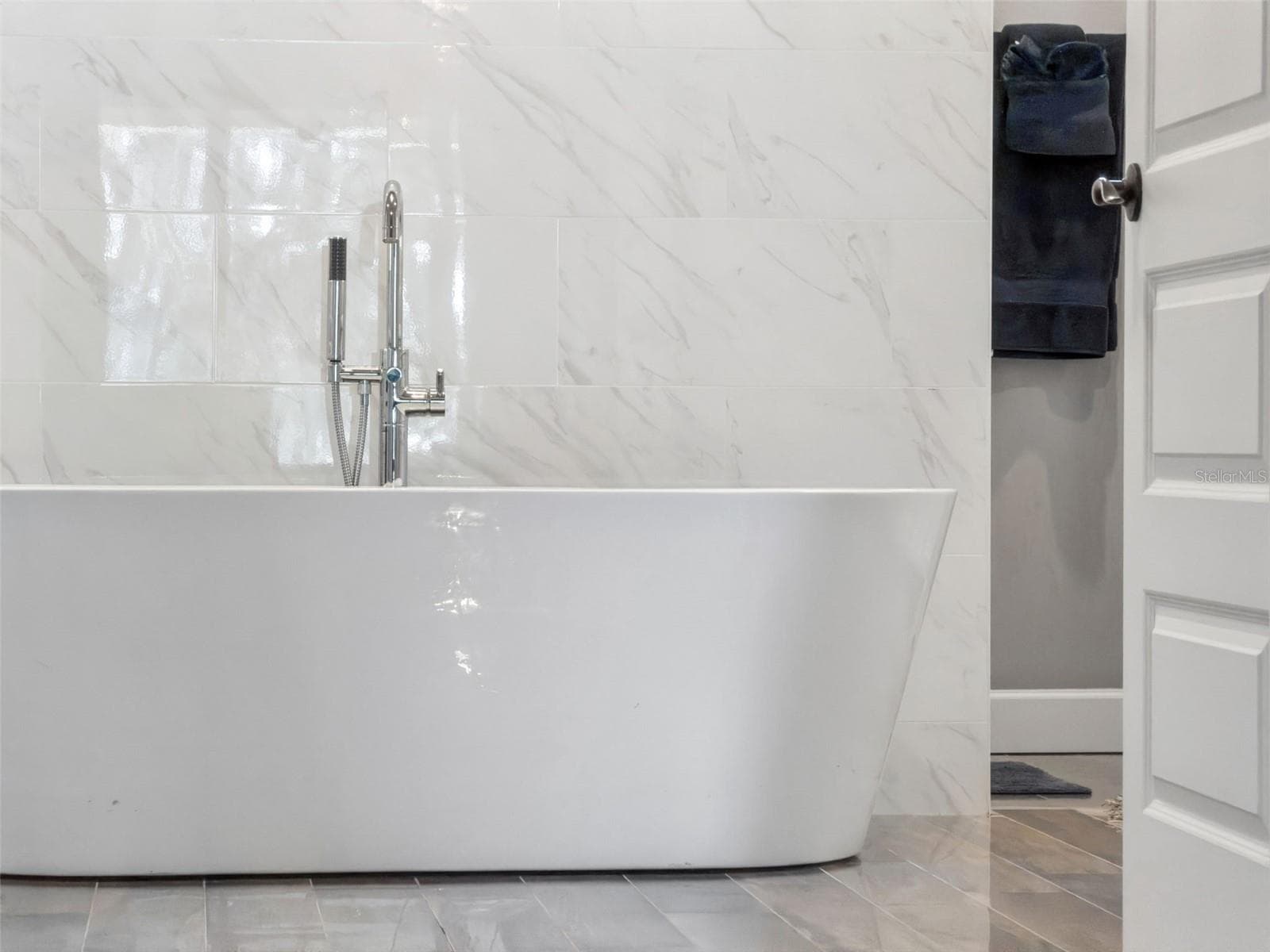 Just add yourself and soak the day away - 1629 HEMPEL AVE, WINDERMERE