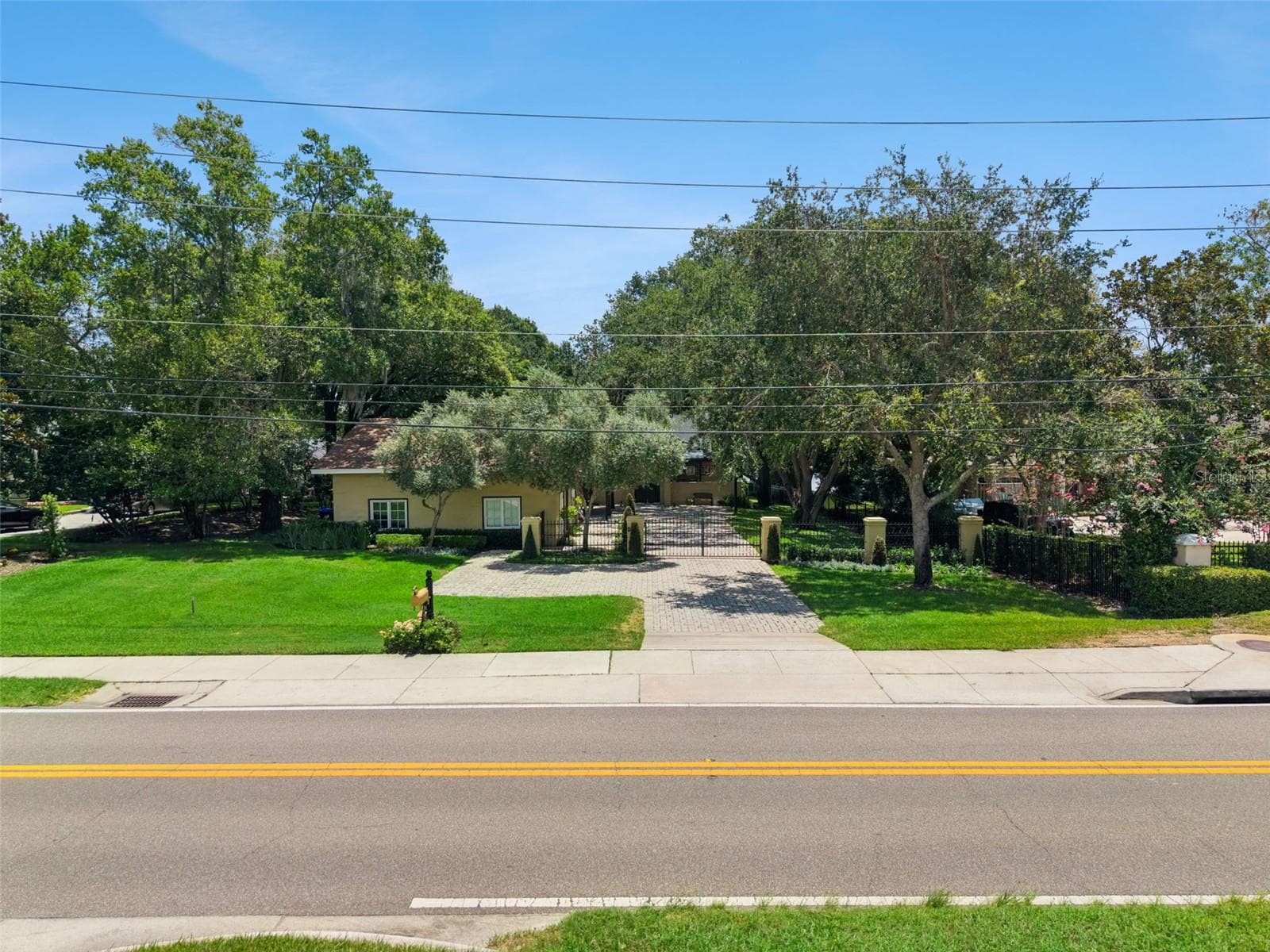 Home off Hempel Avenue. Local traffic - 1629 HEMPEL AVE, WINDERMERE