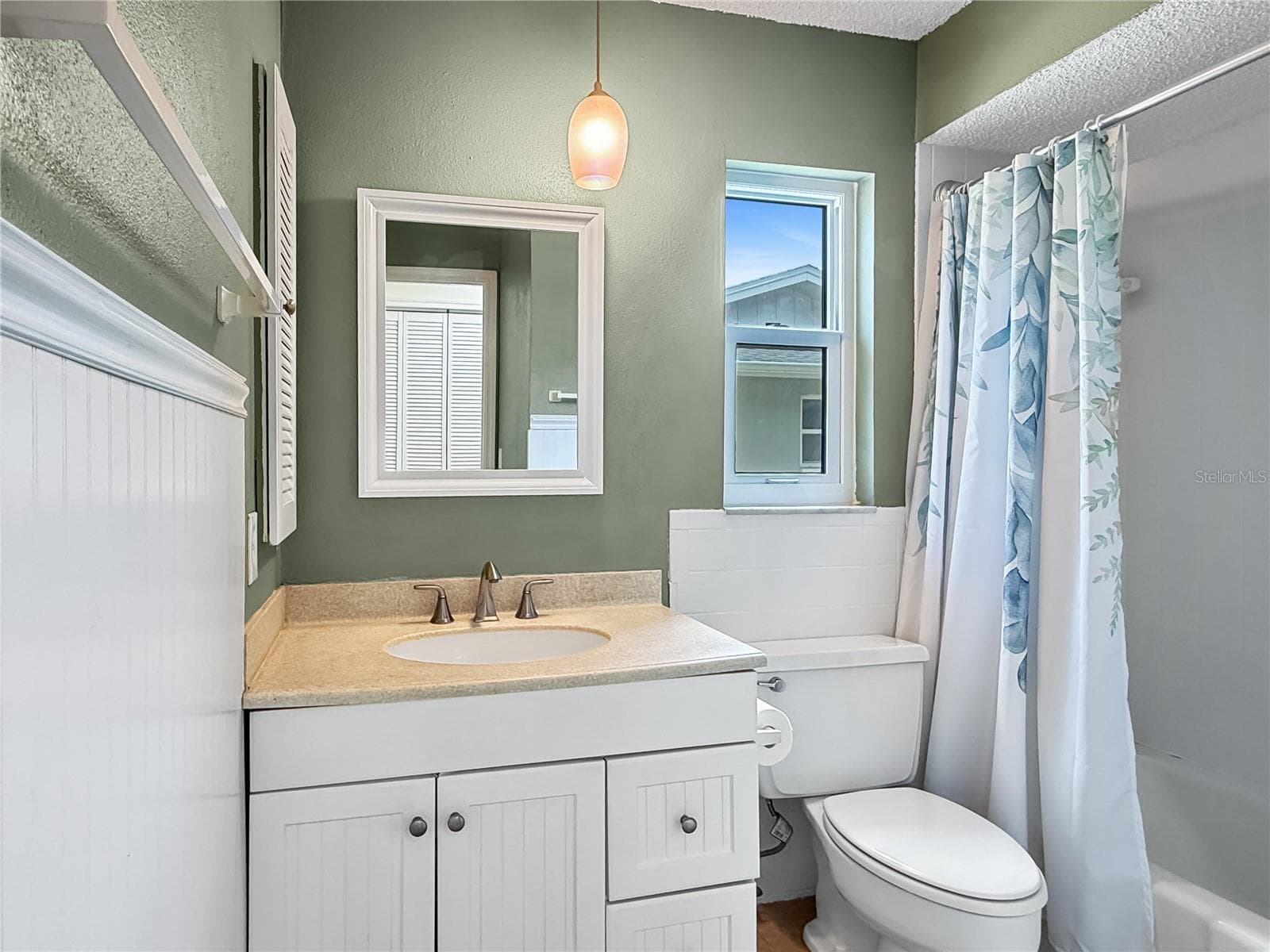 Hall Bathroom - 1011 WINDING OAKS DR, PALM HARBOR