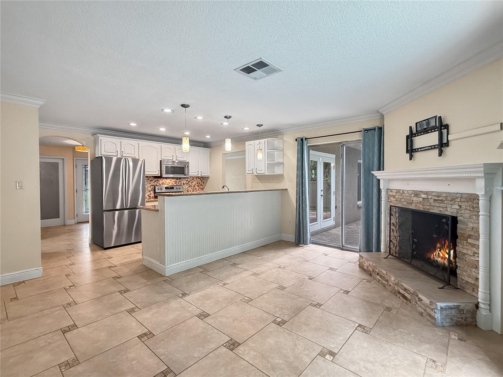 Family Room and Kitchen - 1011 WINDING OAKS DR, PALM HARBOR