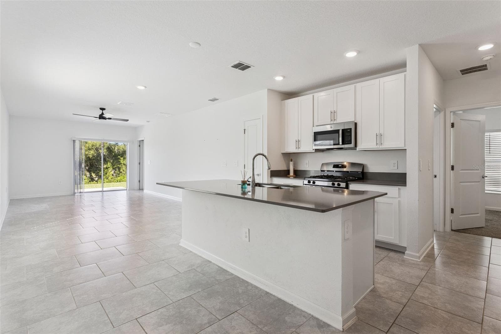 Single Family Residence at 26180 FEATHERGRASS CIR, LEESBURG, photo 11 of 33