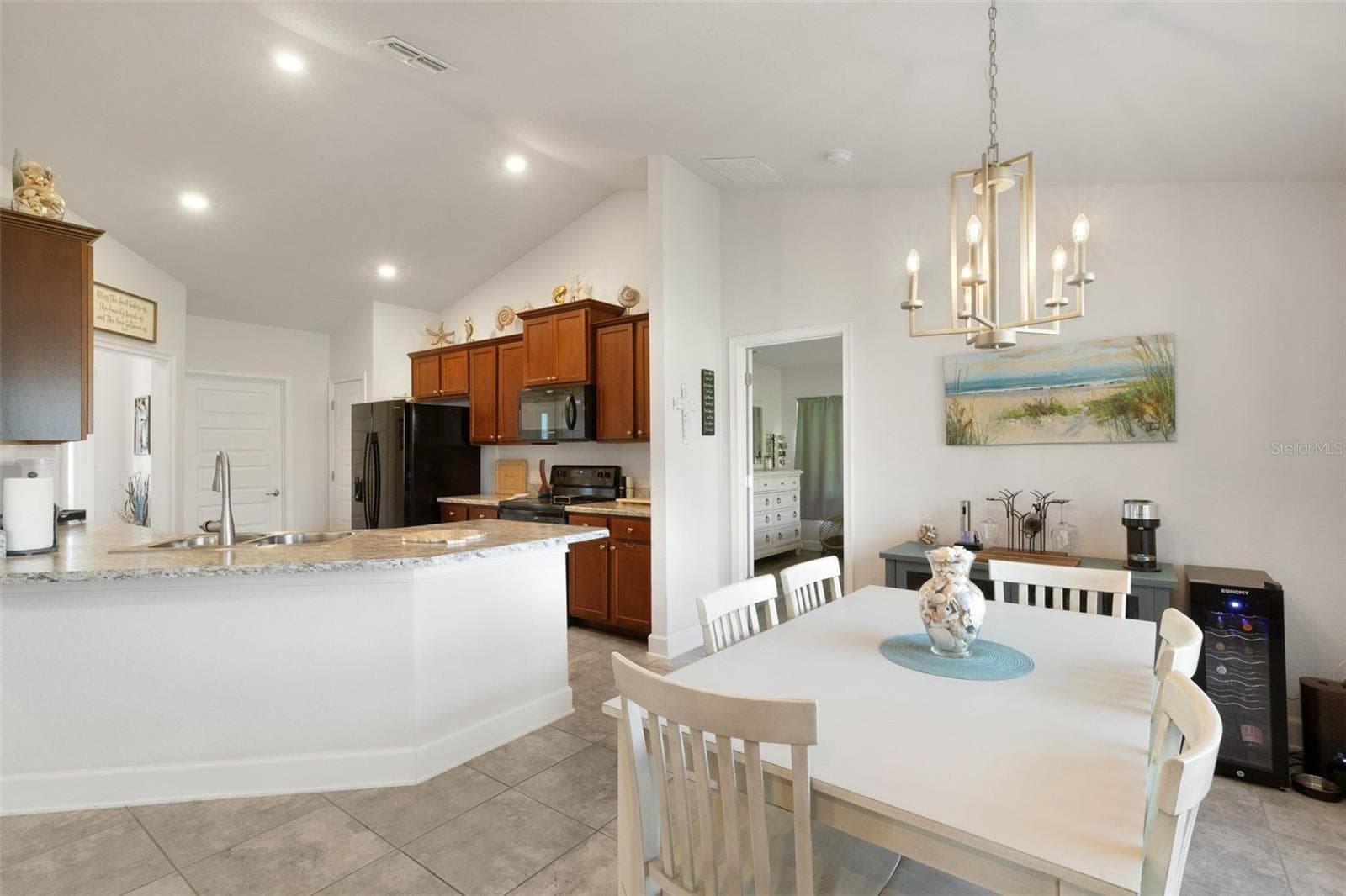The kitchen boasts a wrap-around breakfast bar and closet pantry. - 220 HERITAGE PARK LN, MULBERRY