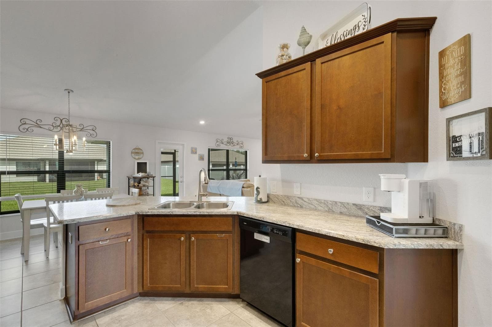 This easy workable layout will make meal prep a breeze. - 220 HERITAGE PARK LN, MULBERRY