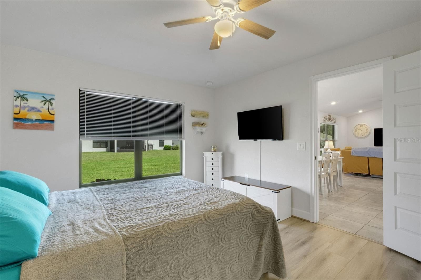 and wood laminate flooring beneath your feet. - 220 HERITAGE PARK LN, MULBERRY