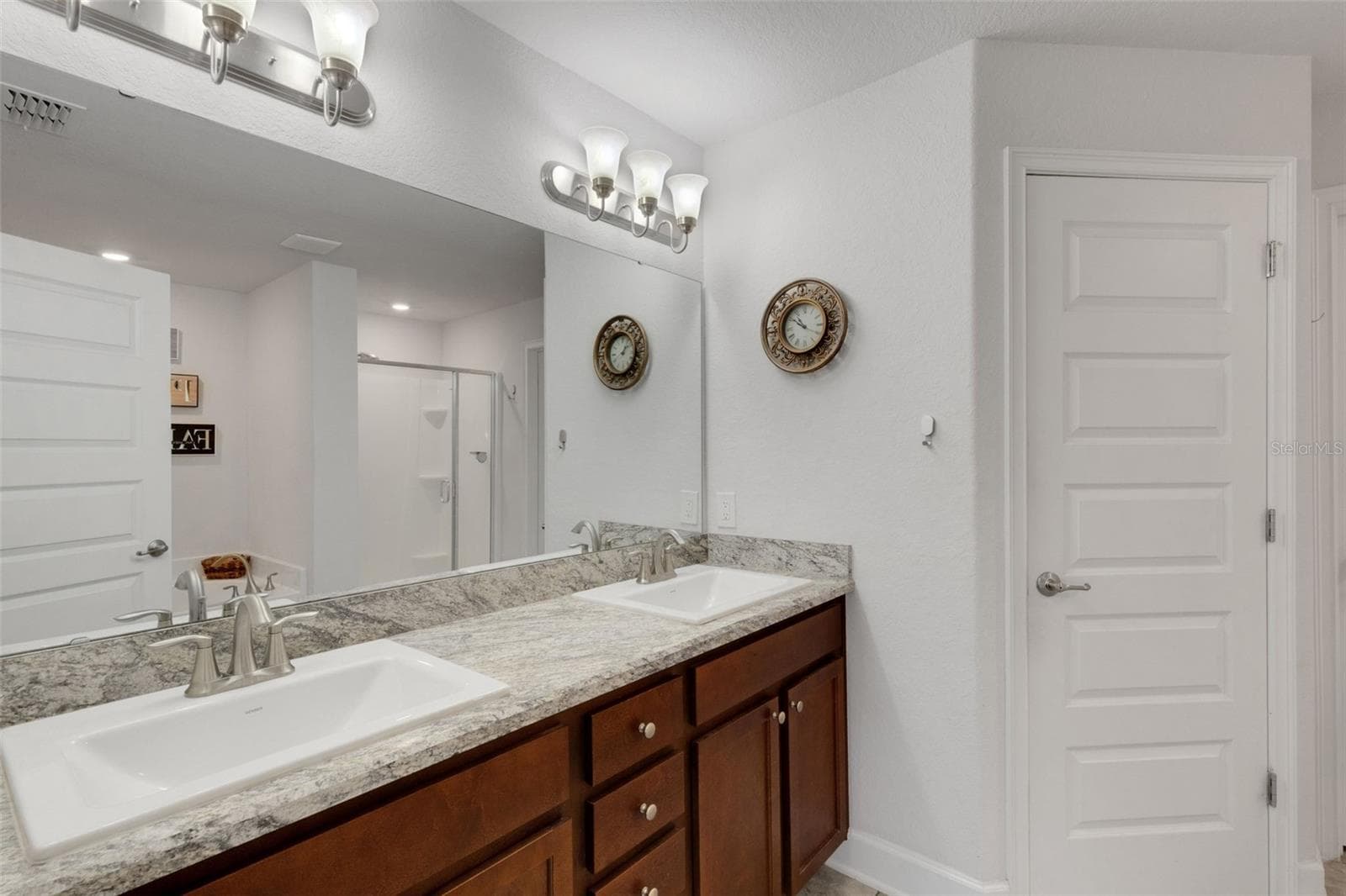 The ensuite bathroom features a long vanity with plenty of storage and dual sinks. - 220 HERITAGE PARK LN, MULBERRY