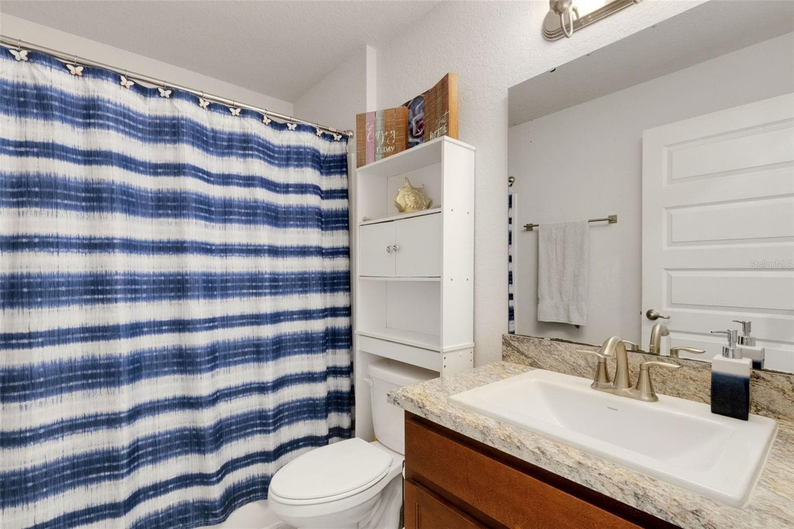 Bathroom #2 is between the two secondary bedrooms. - 220 HERITAGE PARK LN, MULBERRY