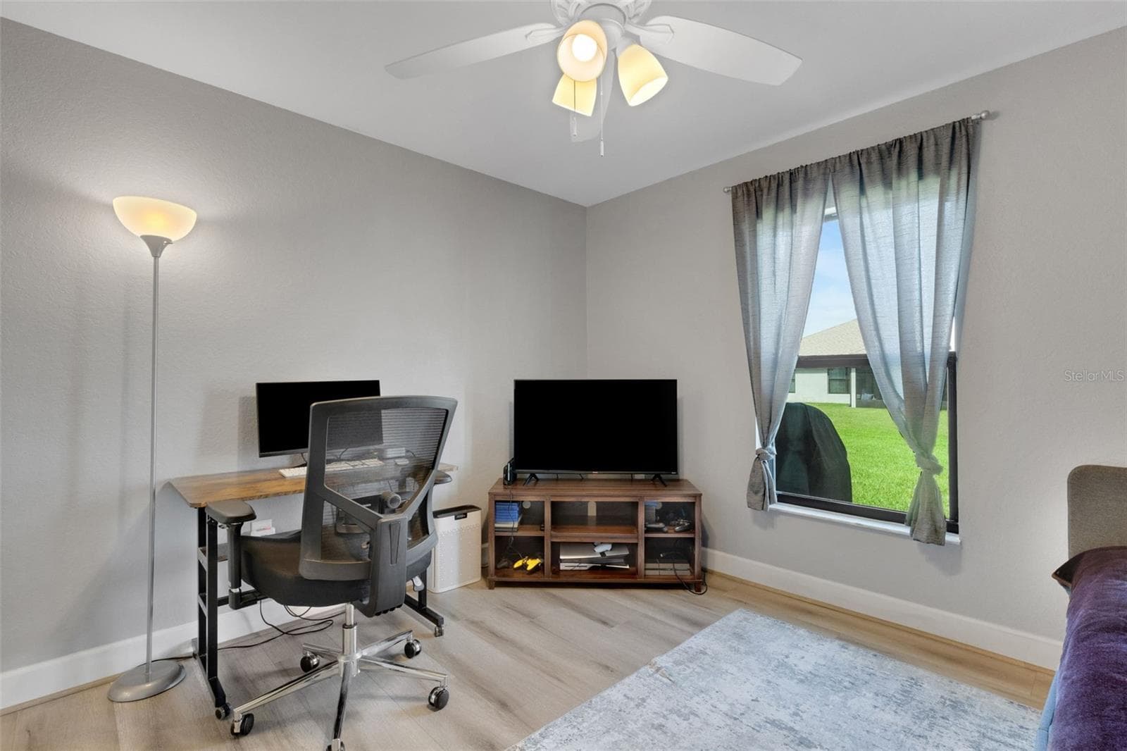 Bedroom #3 has wood laminate flooring and large window overlooking the backyard. - 220 HERITAGE PARK LN, MULBERRY