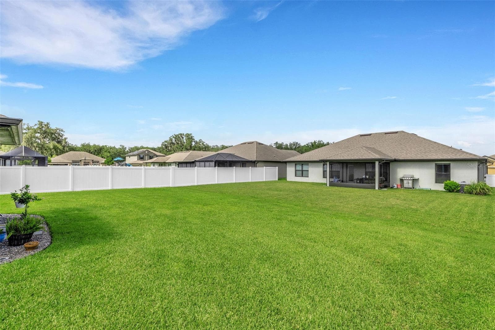 Spacious yard well maintained landscaping . . . - 220 HERITAGE PARK LN, MULBERRY