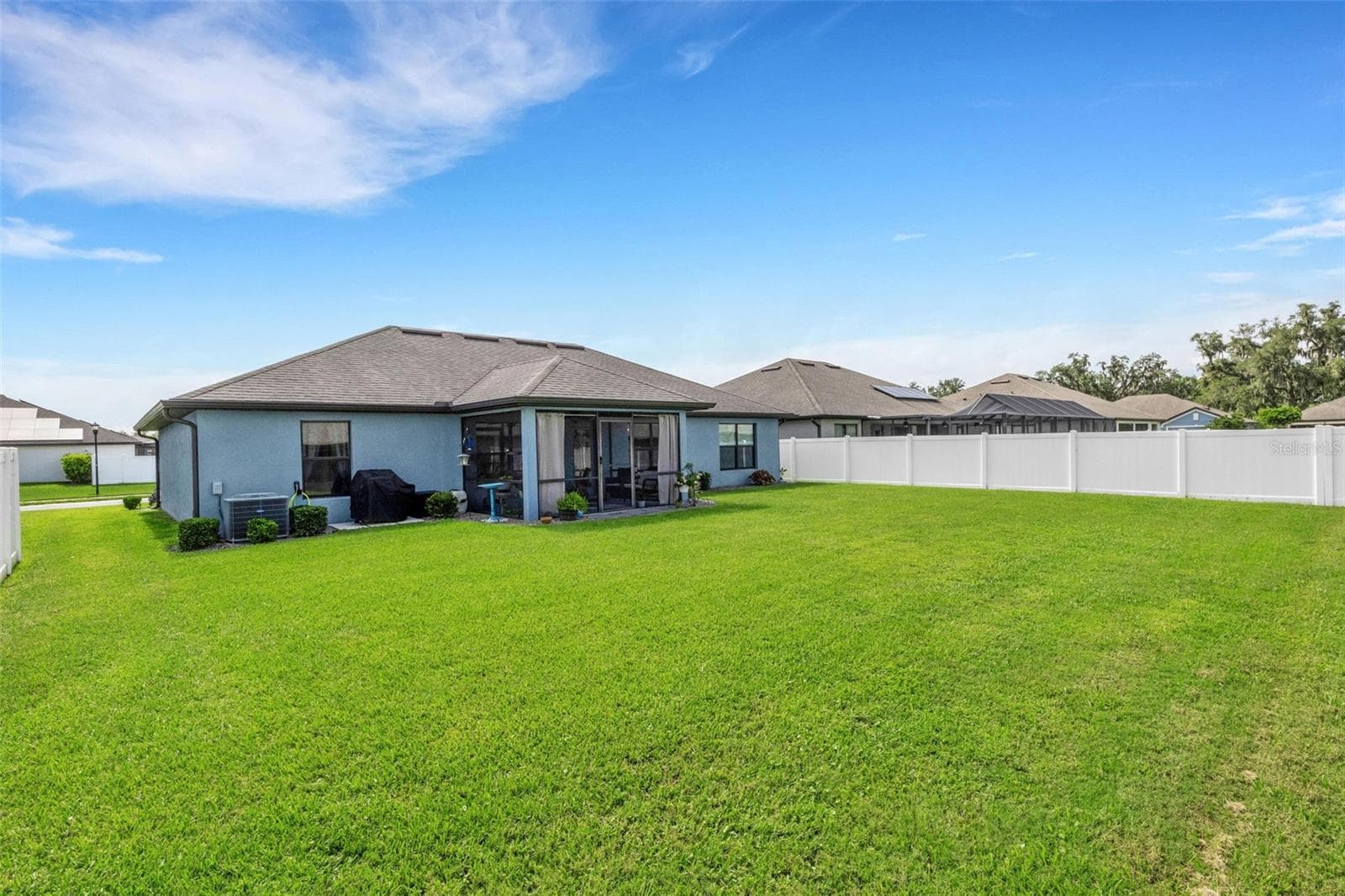 plenty of space for a pool or . . . . - 220 HERITAGE PARK LN, MULBERRY