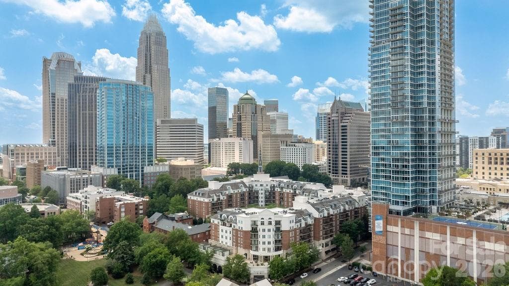 Quiet and Luxurious Living in the Heart of Uptown Charlotte - 300 W 5th Street, Charlotte