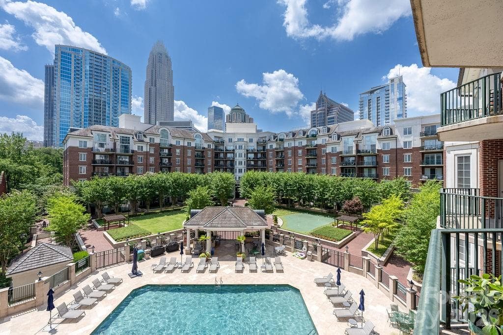 Condominium at 300 W 5th Street, Charlotte, photo 25 of 42