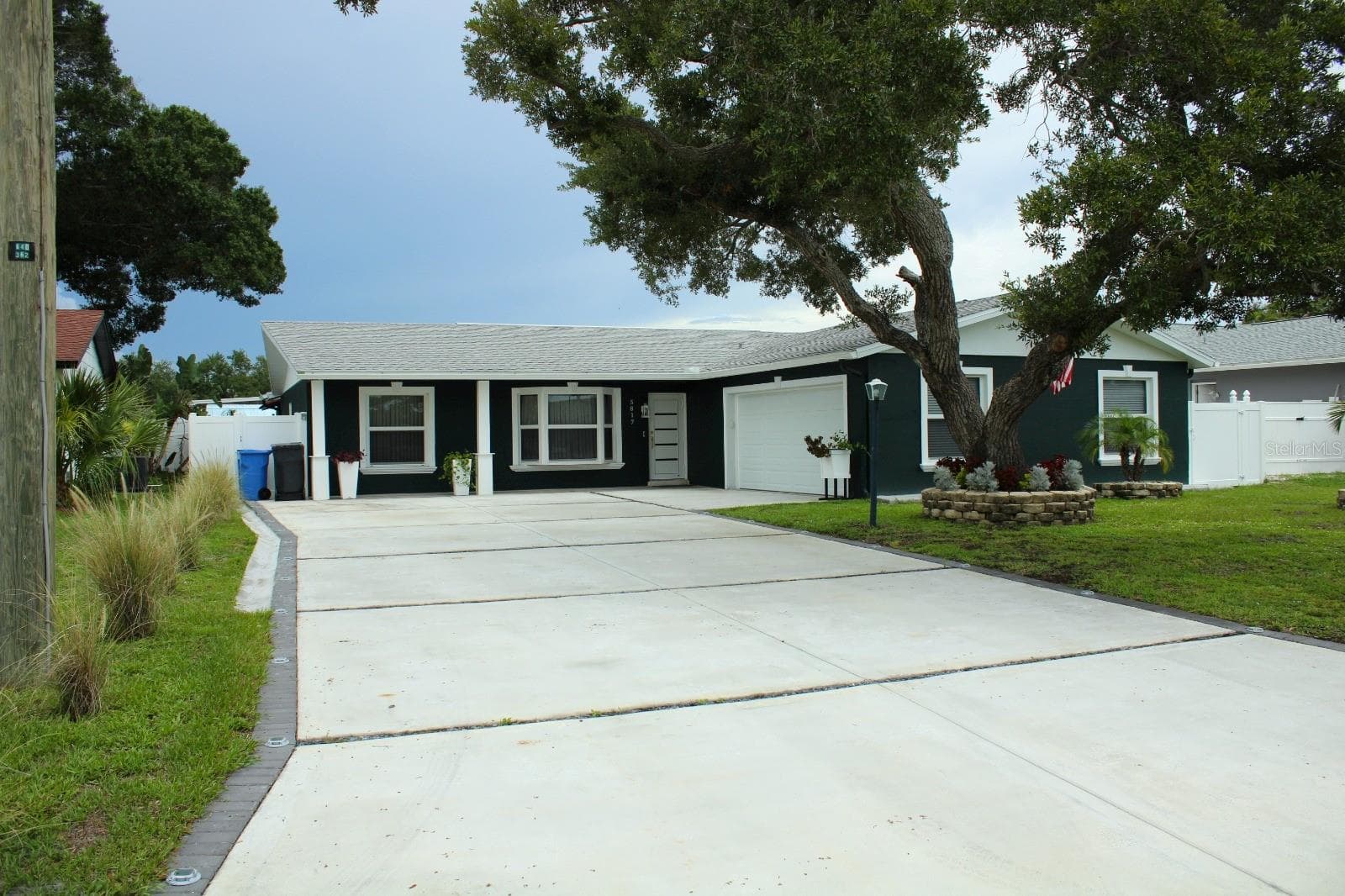 Single Family Residence at 5817 TAMPA SHORES BLVD, TAMPA, photo 2 of 24
